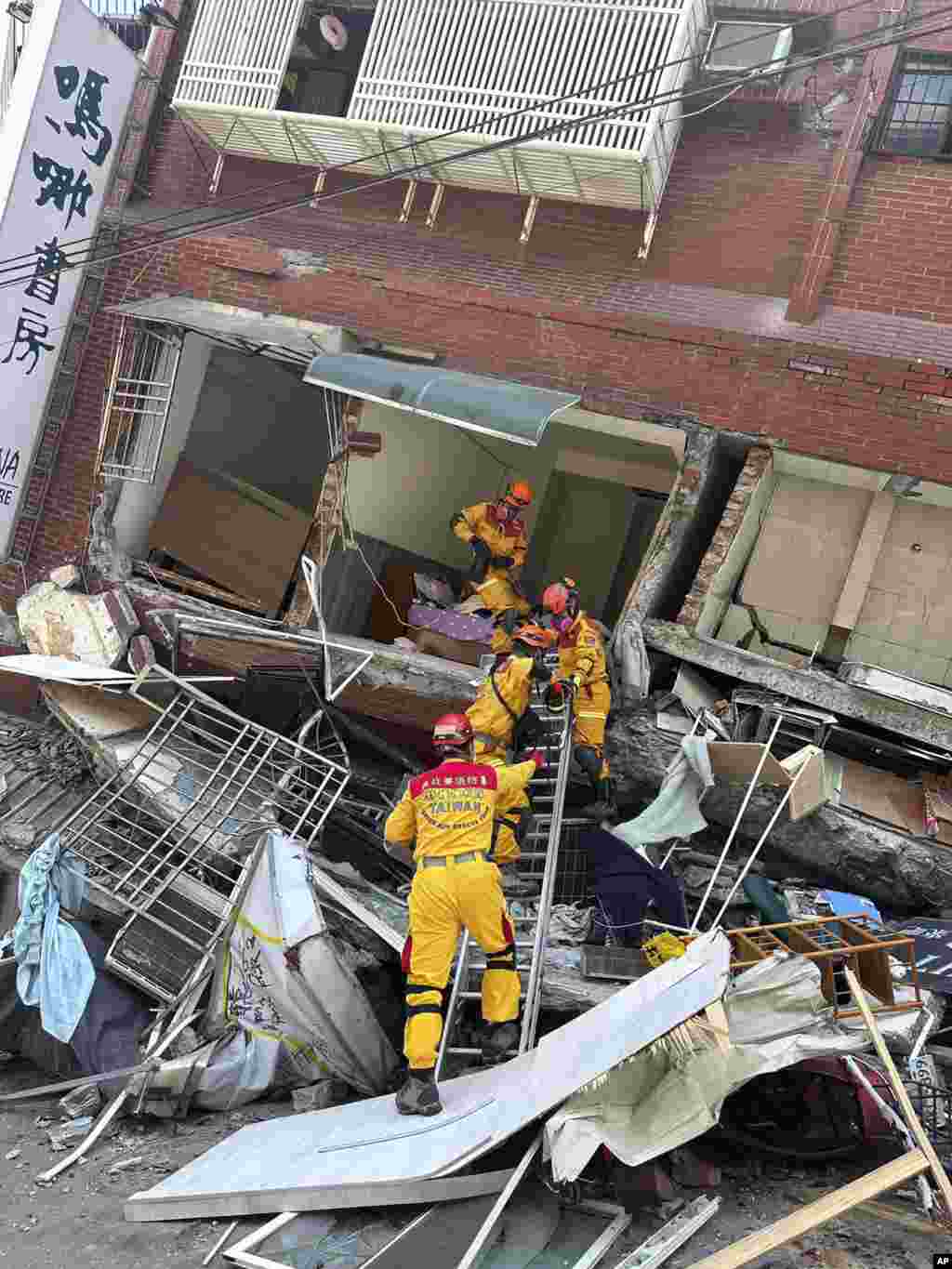 Membrii unei echipe de căutare și salvare se pregătesc să intre într-o clădire înclinată din Hualien, în estul Taiwanului, pe 3 aprilie 2024. Acesta a fost cel mai puternic cutremur din Taiwan din 1999 încoace. Atunci, un seism cu magnitudinea 7,6 produs în centrul insulei a provocat moartea a peste 2.400 de persoane și rănirea a peste 11.000 de persoane. Anterior acestui cutremur, cel mai mortal a fost unul care a avut loc în 1935.
