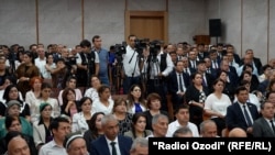 Яке аз нишастҳои хабарӣ дар вилояти Суғд. Акс аз бойгонӣ