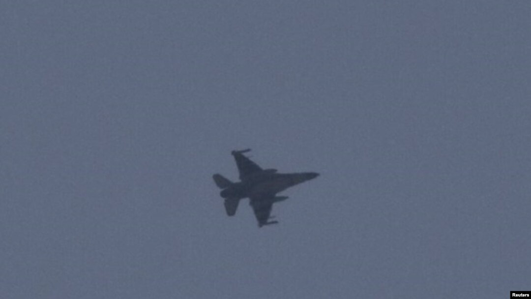 Египетский истребитель над севером Синая. Снимок сделан 2 июля из приграничного района Израиля
