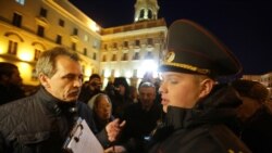 Анатоль Лябедзька на акцыі памяці ахвяраў сталінскіх рэпрэсій каля будынка КДБ у Менску