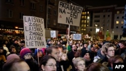 ლიეტუვის საზოგადოებრივ მაუწყებელთან დაკავშირებული საკანონმდებლო ცვლილებების მოწინააღმდეგეთა აქცია ვილნიუსში. 2025 წლის 17 დეკემბერი