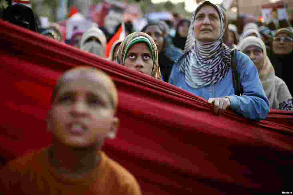 Misirin devrilmiş prezidenti Mohamed Mursi-nin tərəfdarları Qahirədə etiraz aksiyası zamanı çıxışı dinləyərkən, 9 iyul 