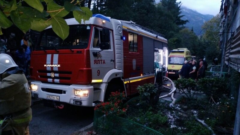 В Ялте загорелся многоэтажный дом, есть погибшая и пострадавший – спасатели (+фото)