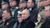Vlagyimir Putyin veteránok között a náci Németország felett aratott második világháborús győzelem 79. évfordulóján a moszkvai Vörös téren 2024. május 9-én