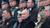 Глядачі, включно з російським лідером Володимиром Путіним, дивляться військовий парад на Красній площі в Москві, 9 травня 2024 року