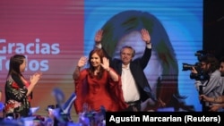 Alberto Fernandez və Cristina Fernandez de Kirchner qələbəni qeyd edir