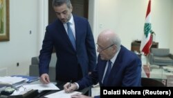 Libanski premijer Nadžib Mikati (desno) potpisuje dekret za formiranje nove vlade Libana u predsedničkoj palati u Babdi, Liban (10. septembar 2021.)