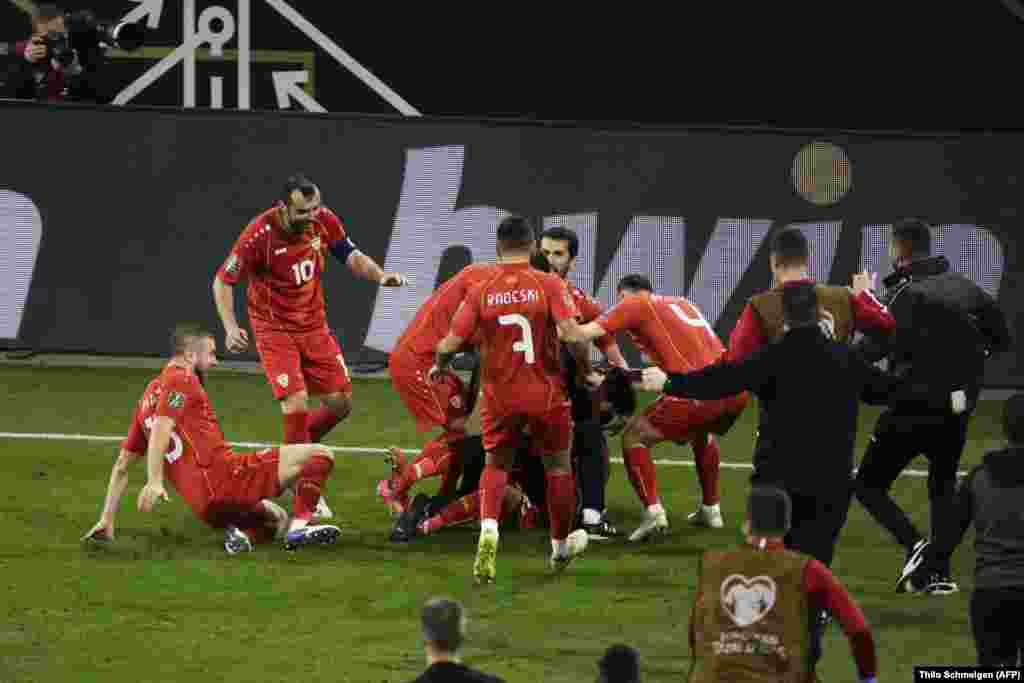 МАКЕДОНИЈА - Во знак на поддршка на македонската фудбалска репрезентација, која првпат се пласираше на една Европското првенство, Владата на синоќешната седница, одржана преку видеоконференциска врска, донесе Одлука за исклучок од постоечката забрана за одржување на спортски натпревари. Како што информира владината Прес-служба, согласно оваа Одлука, подготвителниот натпревар на македонската фудбалската репрезентација со Словенија, кој треба да се одржи на 1 јуни на Арената Тодор Проески во Скопје, ќе се одигра во присуство на публика, со 30 проценти исполнетост од капацитетот на трибините.