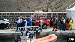 Италија - пожарникари стигнуваат во заливот Портичело, во близина на Палермо, откако потона луксузната јахта која пловеше под британско знаме, 21 август 2024 година. 