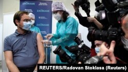 Міністр охорони здоров’я Словаччини Марек Крейчи отримує щеплення від коронавірусної інфекції