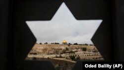 Orașul vechi văzut printr-o deschidere de ușă cu forma Stelei lui David