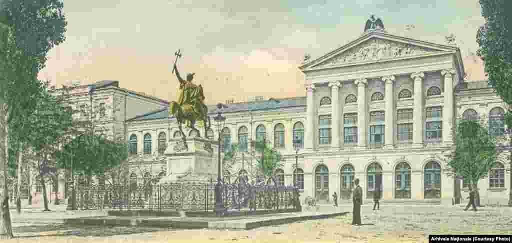 Universitatea din București și statuia lui Mihai Viteazul (1558-1601), Piața Universității. Mutați butonul rotund stânga-dreapta de-a lungul fotografiei pentru a vedea imaginile de atunci și de acum