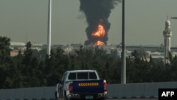 Стовп диму від пожежі в міжнародному аеропорту Дубаю, ОАЕ, 16 березня 2026 року