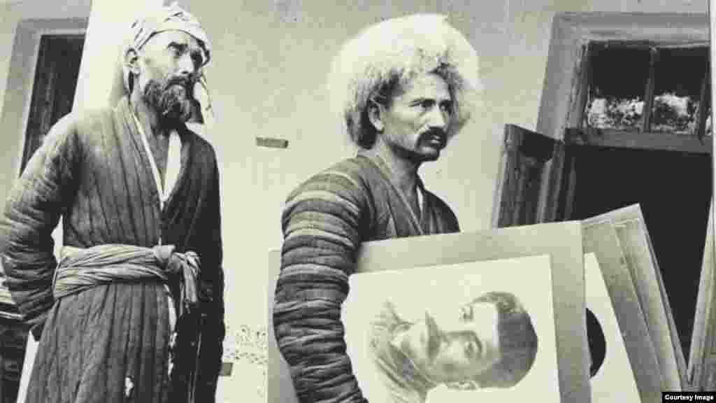 مردان تصاویر استالین را در دست دارند. شورویها فعالانه اسلام را در جمهوری شوروی سوسیالیستی ازبکستان سرکوب و تلاش کردند تا ایمان مذهبی را با شور و شوق سیاسی جایگزین کنند.