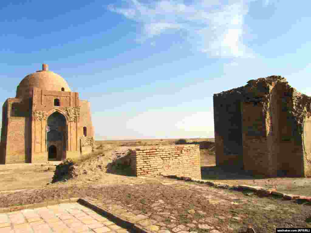 Abu Sahyt Abul Haýyryň il içinde Mäne baba diýip tanalýan aryf we söz ussadynyň mawzoleýi