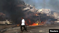 На месте взрыва в столице Сомали. Могадишо, 14 октября 2017 года.