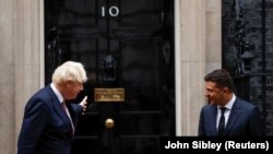 Боріс Джонсон (л) зустрічає Володимира Зеленського (п) біля своєї резиденції на Давнінґ-стріт, 10 у Лондоні, 8 жовтня 2020 року