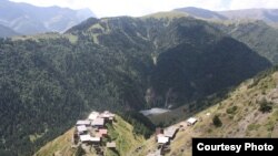 Регион, богатый историческим прошлым и колоритными природными ландшафтами, оживает только в летние месяцы, в остальное время область оторвана от цивилизации