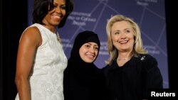 Hillary Clinton i Michelle Obama sa Samar Badawi tokom ceremonije dodjele Međunarodne nagrade za hrabre žene, u Washingtonu, 8. marta 2012. 