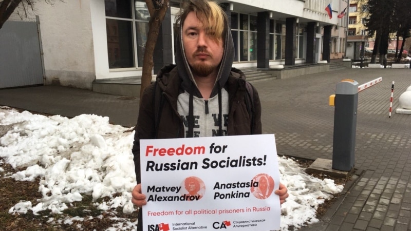 Социалисты Ижевска вышли с одиночными пикетами против преследования левых активистов 