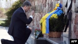 Ուկրաինա - Նախագահ Պետրո Պորոշենկոն ծաղկեպսակ է տեղադրում Չեռնոբիլի աղետի զոհերի հուշահամալիրում, 26-ը ապրիլի, 2015թ․