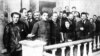 Liderii Partidului Comunist (b) din Ucraina, între care Vladimir Iudovski (al patrulea din stânga, cu ochelari) și Cristian Racovski (centru)