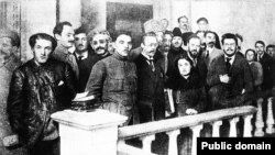 Liderii Partidului Comunist (b) din Ucraina, între care Vladimir Iudovski (al patrulea din stânga, cu ochelari) și Cristian Racovski (centru)