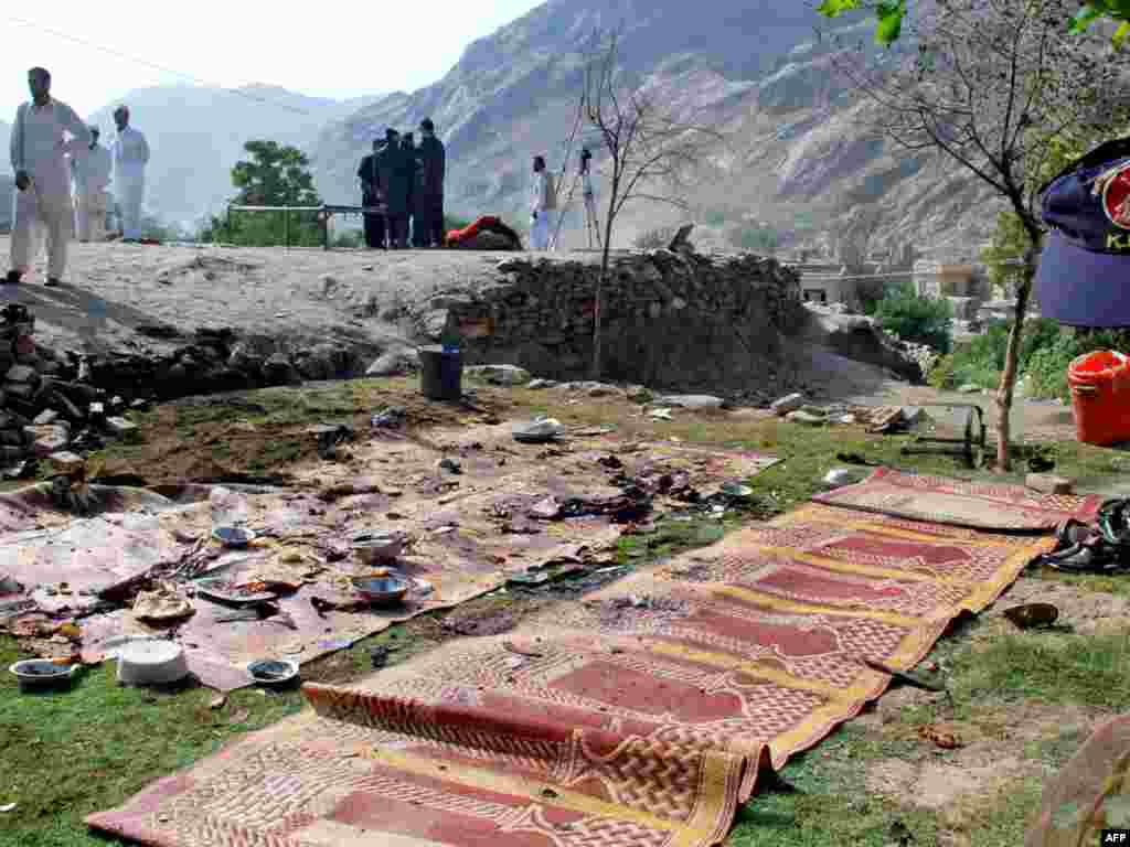 Террорист-смертник убил более 20 полицейских, взорвав бомбу в пакистанском Торкхаме, что на границе в Афганистаном 