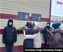 Открытие памятной доски погибшему участнику вторжения в Украину Алексею Арзютову на здании школы