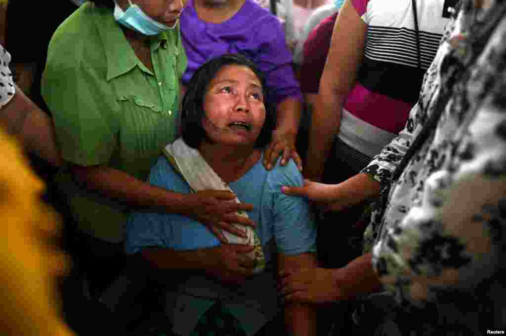 Родственники скорбят по Мин Хант Соэ, который был застрелен представителями сил безопасности в Янгоне, Мьянма, 15 марта 2021