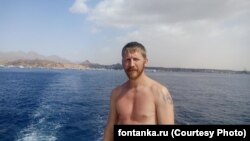 Максим Колганов на березі Середземного моря в Латакії