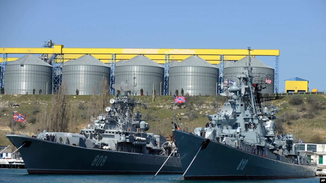 Nave ale flotei ruse din Marea Neagră, ancorate în portul Sevastopol. 31 mai 2014