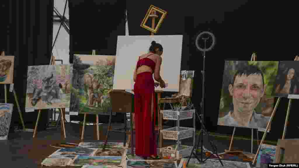 Творець і організатор демонстрації майстерень художників, художник-живописець Олена Григоренко готується до початку роботи
