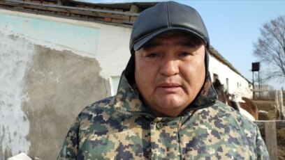 Жалаңаш жігіттер сиқырды сорып жатыр