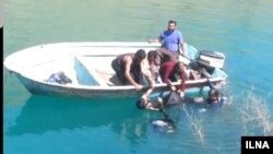 تصویری از کشف جسد دو جوان در رودخانه کارون