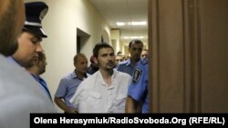 Підозрюваного Богдана Тицького заводять до зали суду. Київ, 3 вересня 2015 року