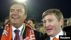 Украиналық олигарх Ринат Ахметов (оң жақта) елдің сол кездегі премьер-министрі Виктор Януковичпен бірге тұр. 2006 жыл.