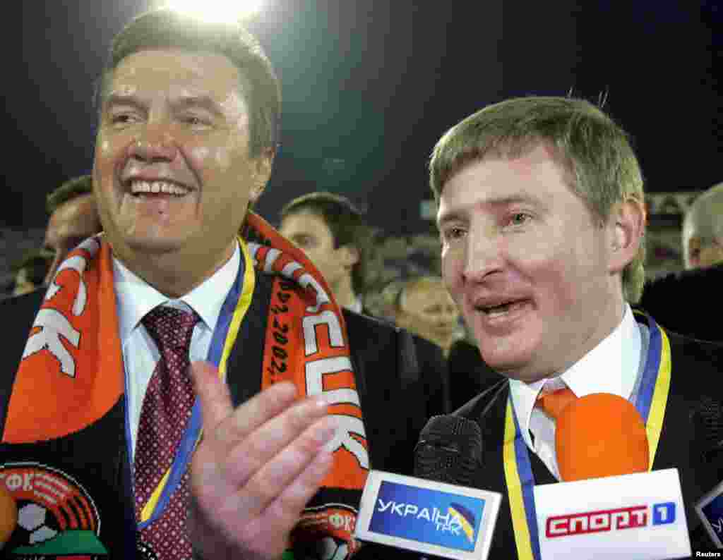 A once-perfect partnership: Akhmetov is considered one of the main beneficiaries of Viktor Yanukovych&#39;s political career, trading political support for unfettered access to top government tenders and privatization deals. Here, the two Donetsk natives celebrate a 2006 win by the home side, Akhmetov&#39;s Shakhtar Donetsk.&nbsp;