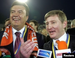 2006 рік. Віктор Янукович (ліворуч) був фаном «Шахтаря». І саме в ті часи клуб Ріната Ахметова почав брати участь у «Кубку «Першого каналу», який планувався як прообраз майбутнього спільного чемпіонату з футболу Росії та України