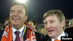 Former Ukrainian President Viktor Yanukovych (left) and oligarch Rinat Akhmetov (file photo)