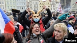 Tiltakozók Prágában a járványügyi óvintézkedések ellen tartott tüntetésen 2020. október 18-án.