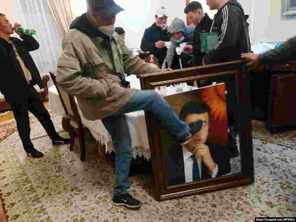 Demonstrators in the Kyrgyz president&#39;s office at the White House building.