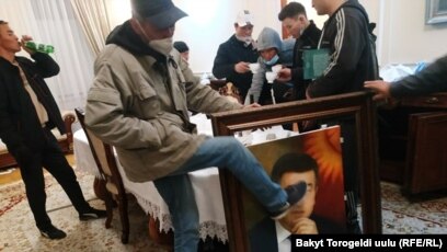 Жээнбеков, уходи!» Протестующие в Бишкеке ворвались в офис президента