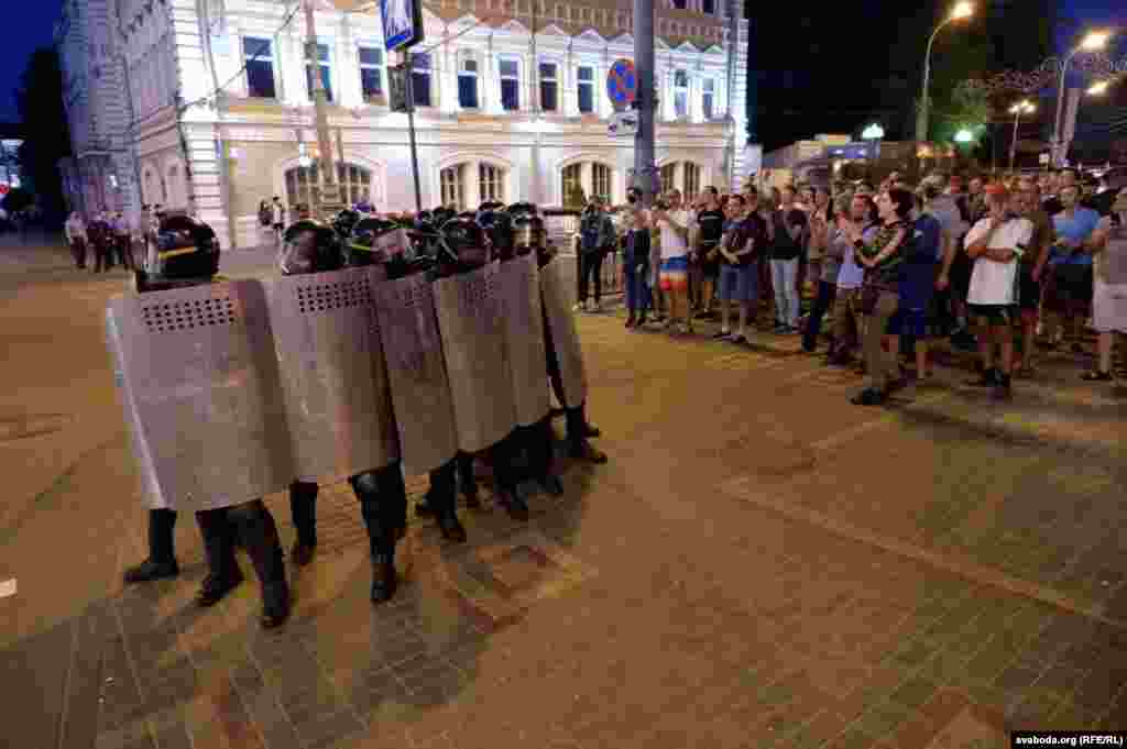 Полицијата и демонстрантите во Хомел