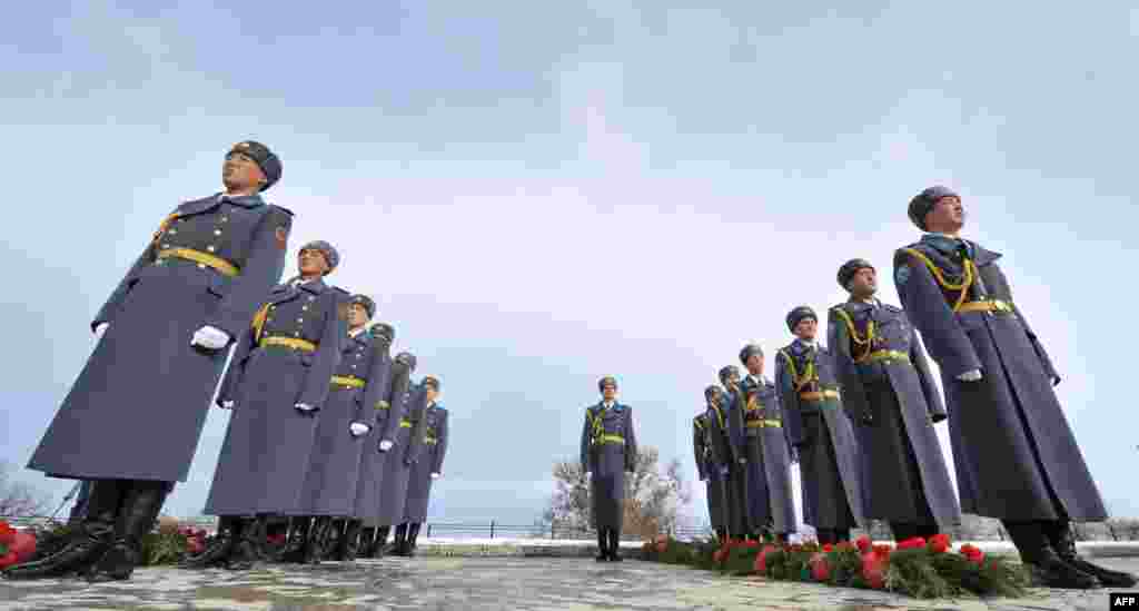 Soldați ai Gărzii naționale kirghize la memorialul ce comemorază victimele revoltei din aprilie 2010. (AFP Photo/ Vyacheslav Oseledko)