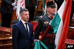 Péter Magyar, depunând jurământul de premier în ședința inaugurală a noului parlament de la Budapesta, pe 9 mai 2026