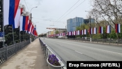 Першотравневе оздоблення на вулиці Кірова в Сімферополі. 1 травня 2026 року