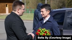 Fostul director adjunct SIS, Alexandru Balan, a fost întâmpinat cu flori în Belarus, după un schimb internațional de deținuți.