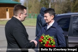 У Беларусі Александру Бэляна сустракалі з кветкамі. Фота гэтага моманту апублікавала дзяржаўнае агенцтва БелТА