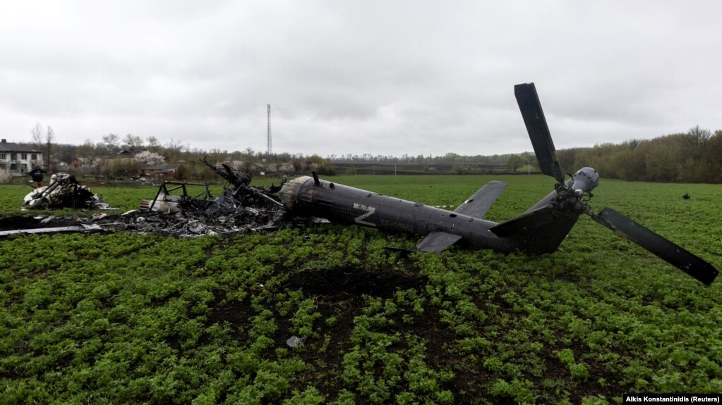 Знищений російський гелікоптер на околиці села Мала Рогань на Харківщині, 20 квітня 2022 року